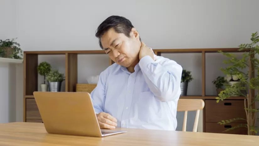スマホを長時間使っていなくても? 高齢者にも起こるスマホ首の原因とは