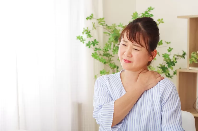 無意識の動きが影響してる?肩こりを悪化させる日常動作と改善のコツ